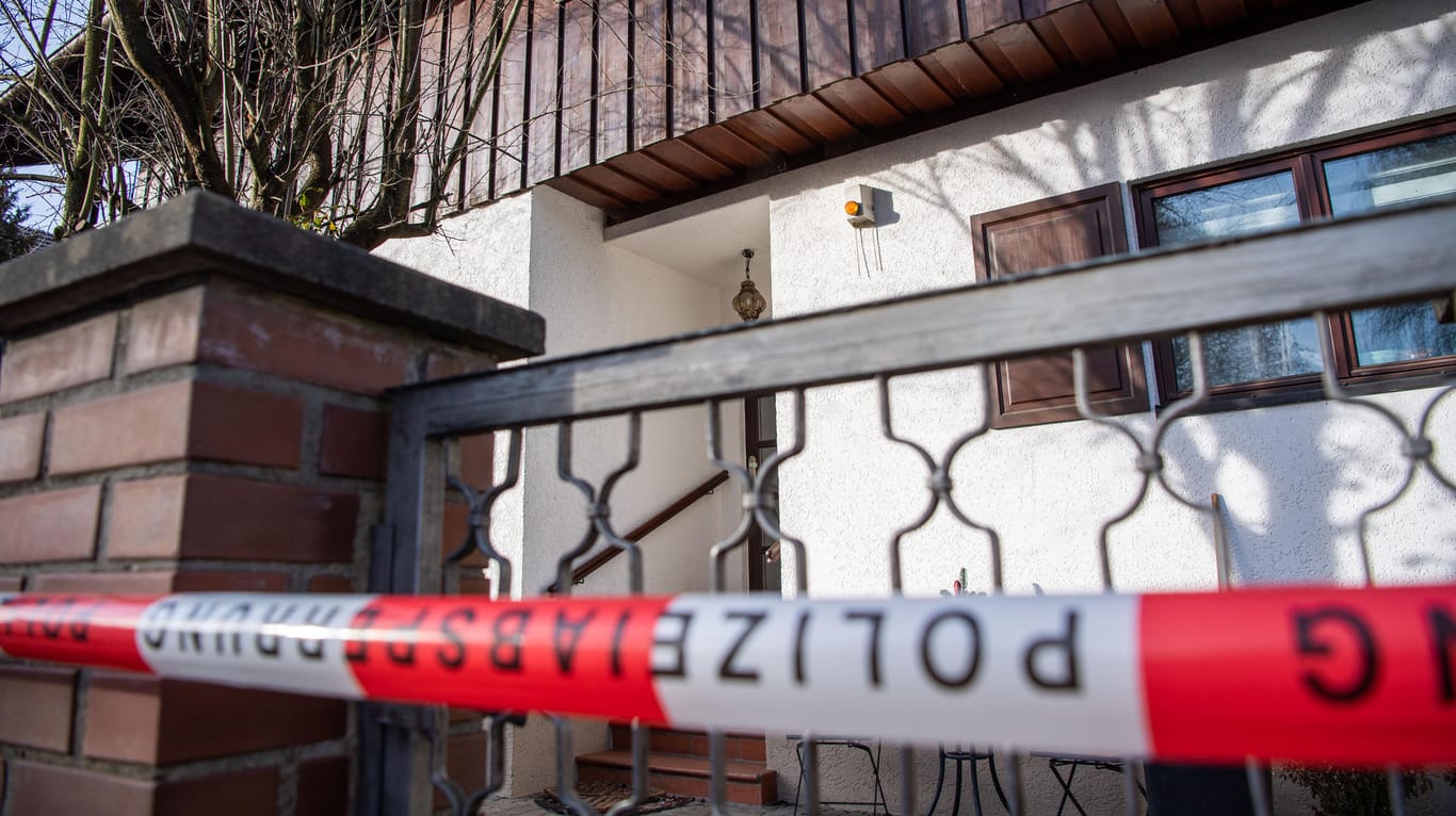 Starnberg: Polizei-Absperrband ist vor einem Wohnhaus in Starnberg angebracht, in dem drei Menschen getötet worden sind.