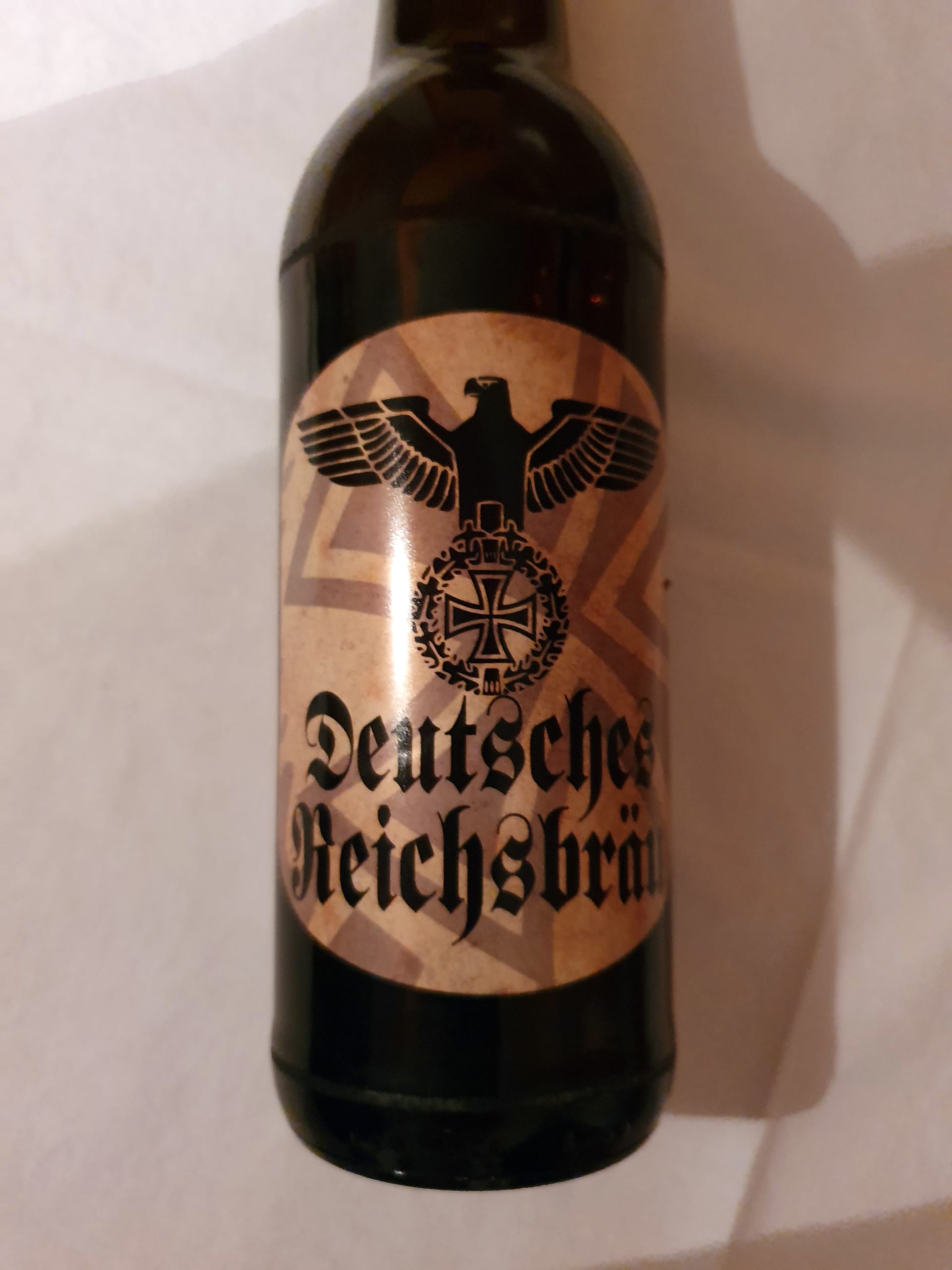 Eine Bierflasche mit der Aufschrift "Deutsches Reichsbräu": Der Polizeiliche Staatsschutz ermittelt wegen eines mutmaßlich von Neonazis produzierten und verkauften Bieres.
