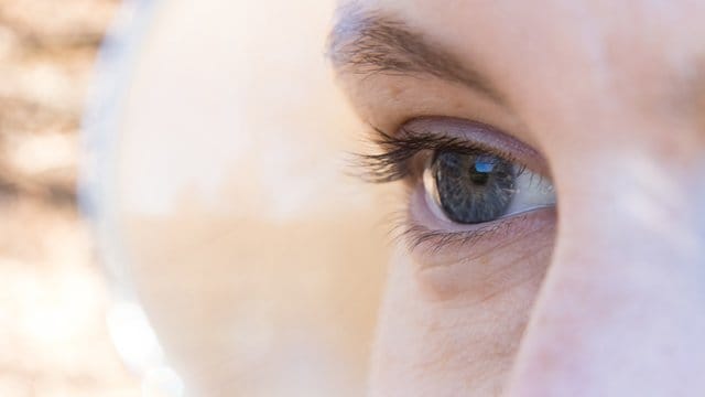 Viele Menschen hätten gerne lange und dichte Wimpern - und greifen deshalb zu Wimpernseren.