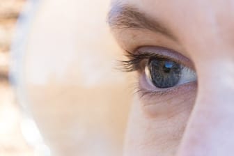 Viele Menschen hätten gerne lange und dichte Wimpern - und greifen deshalb zu Wimpernseren.