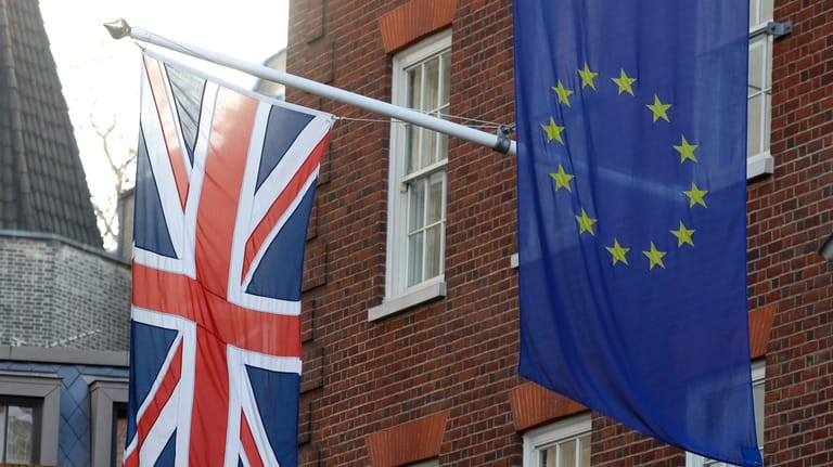 Flaggen Großbritanniens und der EU: Der Brexit-Vertrag hat fast alle Hürden genommen.