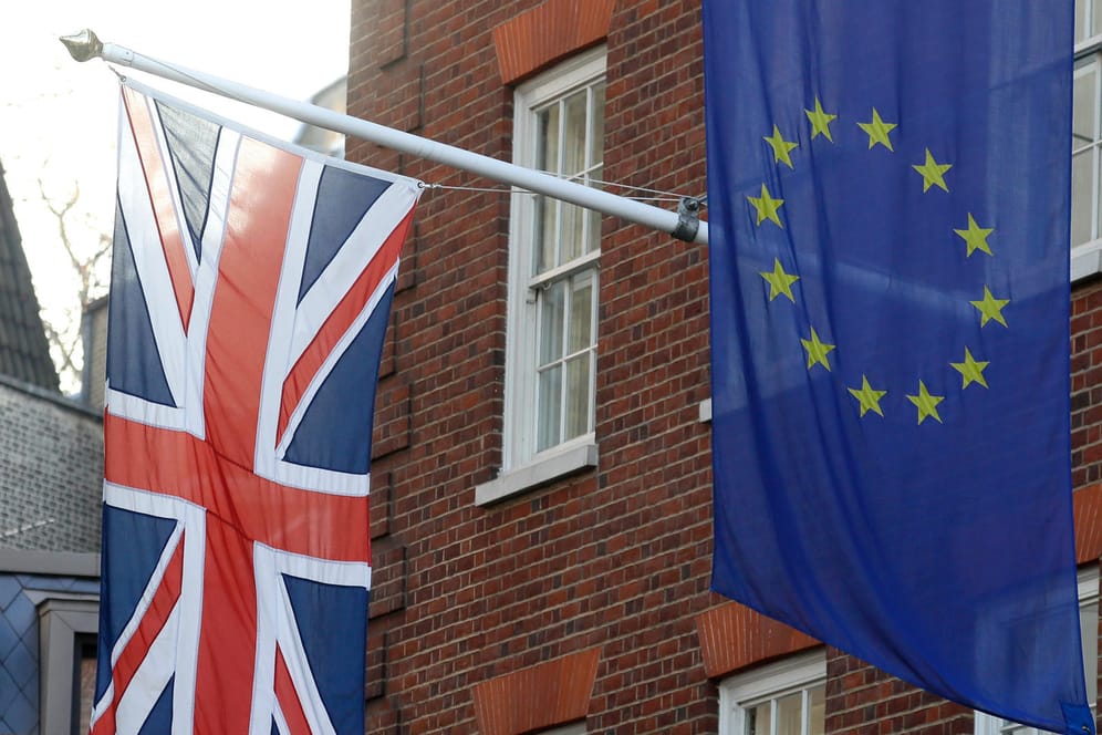 Flaggen Großbritanniens und der EU: Der Brexit-Vertrag hat fast alle Hürden genommen.