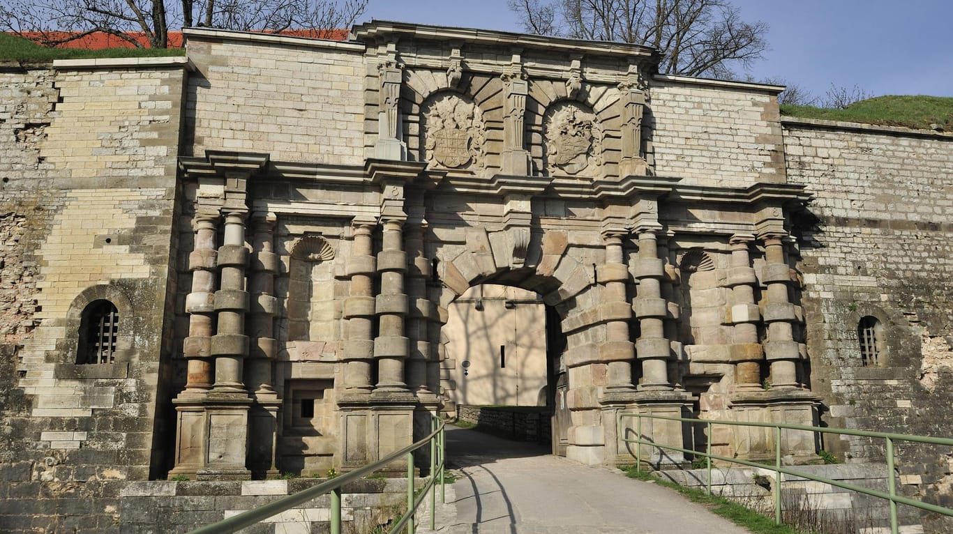 Das Eingangsportal der Wülzburg: Auf dem Weg über den Festungswall stürzte der Mann sieben Meter ab. (Archivbild)