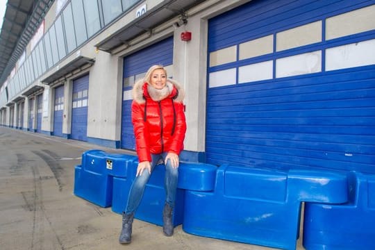 Die Sängerin Tanja Lasch auf dem Gelände der Motorsport Arena Oschersleben, wo im Mai ein dreitägiges Schlagerfestival gefeiert wird.