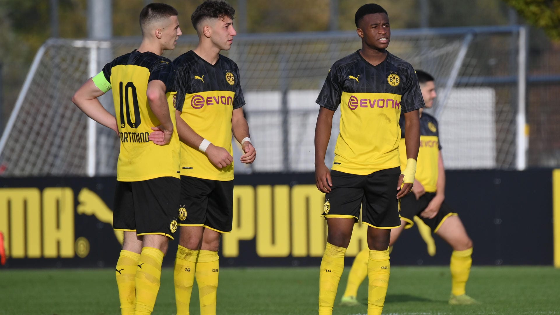 Tobias Raschl, Alaa Bakir und Youssoufa Moukoko: Die Drei spielen derzeit für den BVB II.