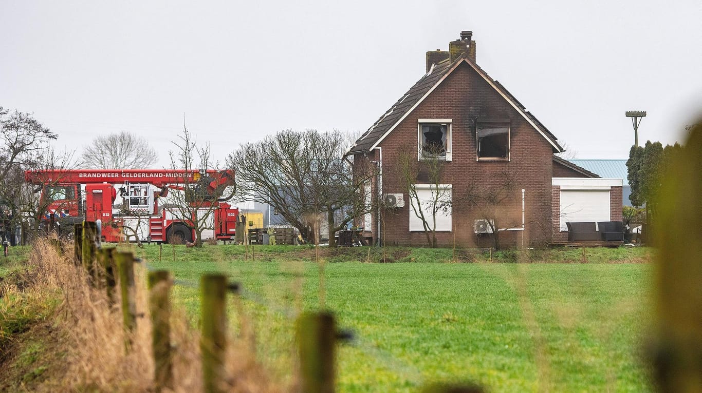 Das ausgebrannte Haus, daneben ein Feuerwehrwagen: Angeblich handelt es sich bei den Toten um ein Ehepaar und seine Tochter.