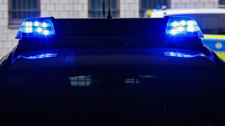 Polizeifahrzeug mit Blaulicht: Im weiteren Verlauf des Einsatzes nahm die Polizei weitere Personen fest – insgesamt sieben Mitglieder der Drogenbande. (Symbolbild)