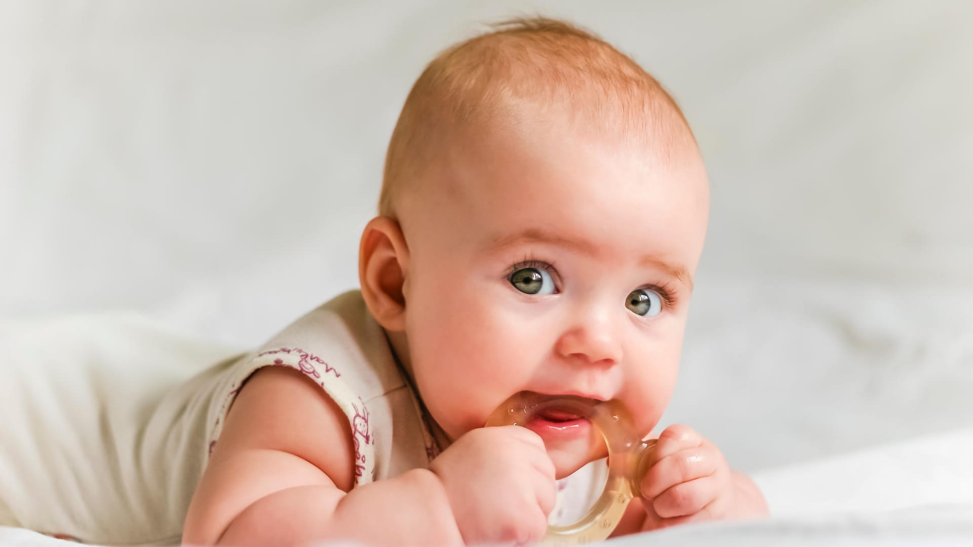 Beißring: Er kann Schmerzen lindern, die das Baby hat, wenn es seine ersten Zähne bekommt.