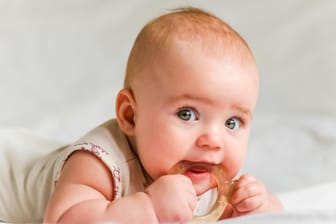 Beißring: Er kann Schmerzen lindern, die das Baby hat, wenn es seine ersten Zähne bekommt.