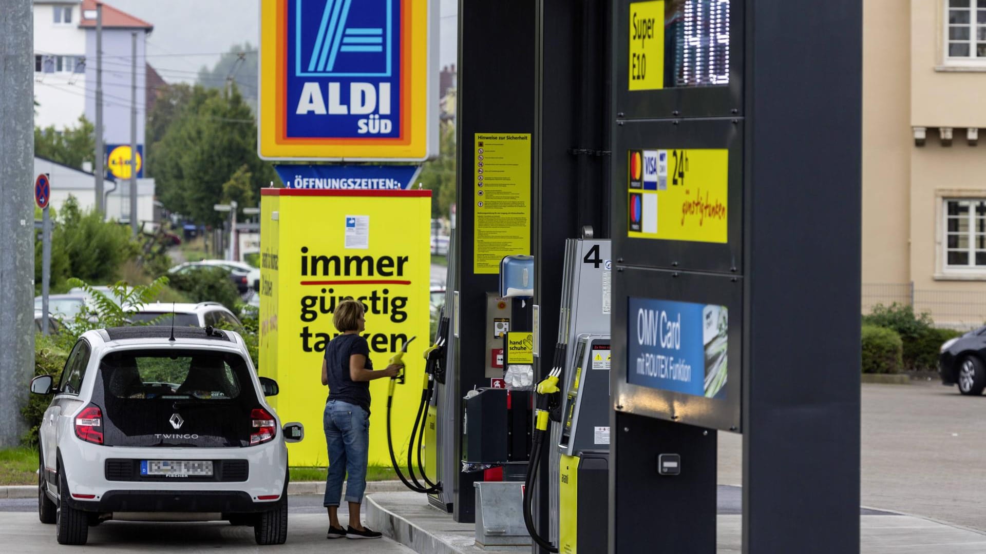 Tanken bei Aldi Süd: Der Discount-Riese will sein Tankstellen-Netz erweitern.