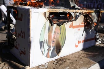 Eine brennende Sargnachbildung mit dem Bild Trumps bei Protesten in Gaza: Der US-Präsident ist in den palästinensischen Gebieten äußerst unbeliebt (Archivbild).