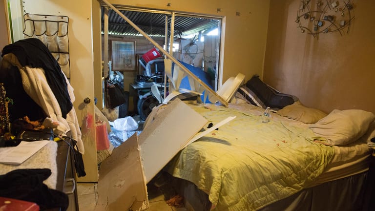 Die Explosion hat ein Schlafzimmer verwüstet: Ein Teil der Zimmerdecke ist auf das Bett gefallen.