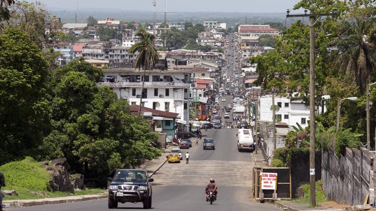 Straße in Monrovia: Die deutsche Botschaft in der liberianischen Hauptstadt vermittelt in dem Fall zwischen deutschen Angehörigen und den Behörden vor Ort (Archivbild).