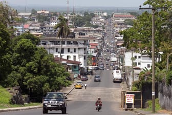 Straße in Monrovia: Die deutsche Botschaft in der liberianischen Hauptstadt vermittelt in dem Fall zwischen deutschen Angehörigen und den Behörden vor Ort (Archivbild).