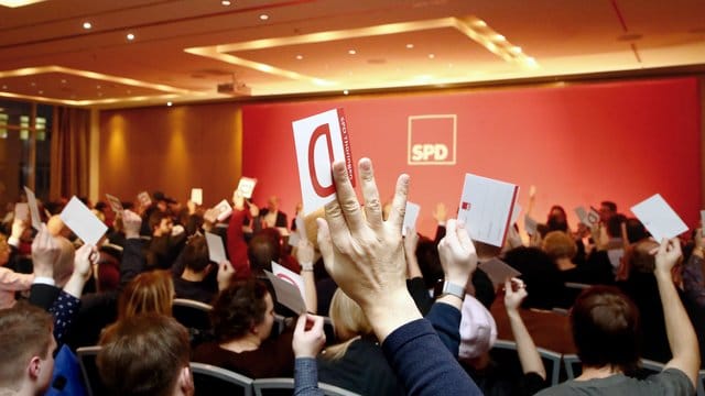 Der SPD-Landesparteitag stimmte mit großer Mehrheit für den Eintritt in eine Minderheitsregierung in Thüringen. Der SPD-Landesparteitag stimmte mit großer Mehrheit für den Eintritt in eine Minderheitsregierung in Thüringen.