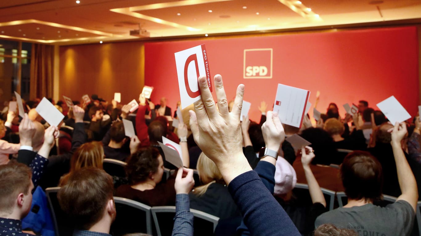 Abstimmung beim SPD-Parteitag: Es gab eine große Mehrheit für die Minderheitsregierung, jedoch auch einige Gegenstimmen und Enthaltungen.