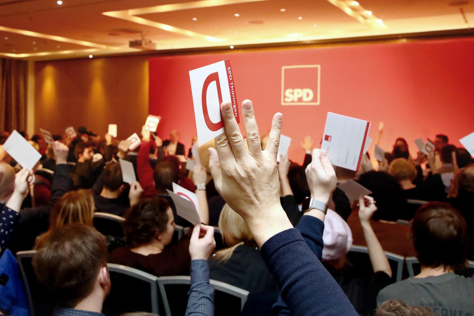 Abstimmung beim SPD-Parteitag: Es gab eine große Mehrheit für die Minderheitsregierung, jedoch auch einige Gegenstimmen und Enthaltungen.