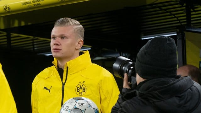 Nimmt auch vor heimischer Kulisse vorerst auf der Dortmunder Bank Platz: Neuzugang Erling Haaland.