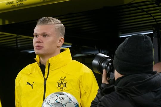 Nimmt auch vor heimischer Kulisse vorerst auf der Dortmunder Bank Platz: Neuzugang Erling Haaland.