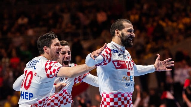 Kroatiens Handballer feiern nach dem Sieg gegen Norwegen den Einzug ins EM-Finale. Kroatiens Handballer feiern nach dem Sieg gegen Norwegen den Einzug ins EM-Finale.