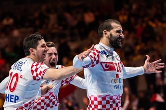 Kroatiens Handballer feiern nach dem Sieg gegen Norwegen den Einzug ins EM-Finale.