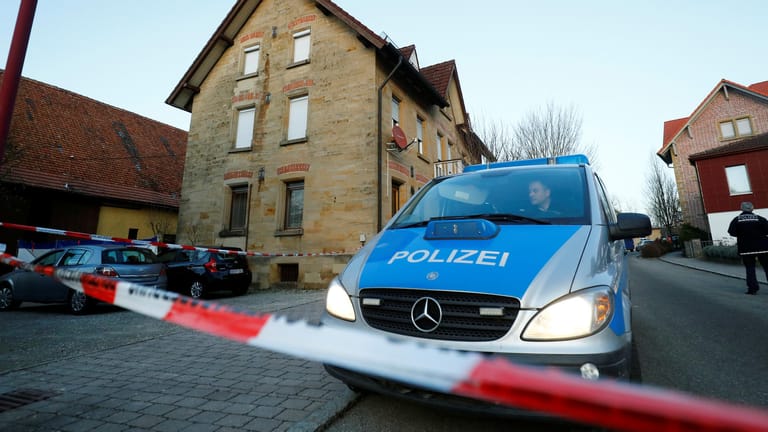 Polizeiwagen und Absperrband am Tatort in Rot am See: "Ich kann das noch gar nicht glauben".