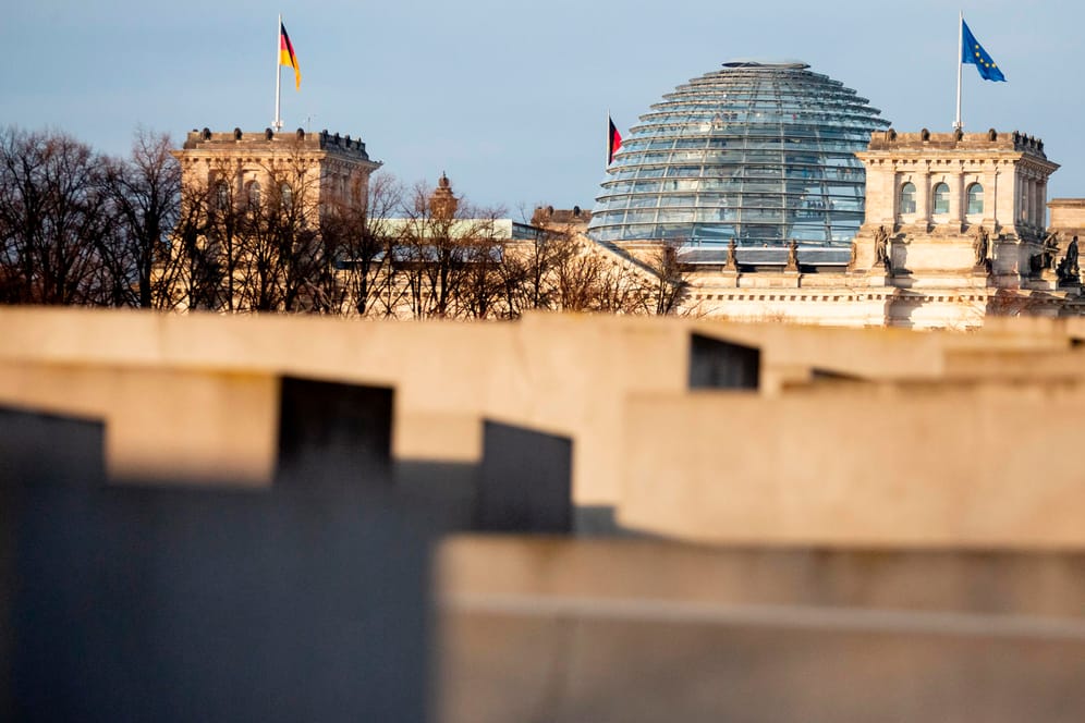 Das Reichstagsgebäude ragt hinter dem Denkmal für die ermordeten Juden Europas (Holocaust-Mahnmal) hervor: Über die Hälfte der AfD-Anhänger findet, dass der Holocaust eine zu große Rolle in der deutschen Erinnerungskultur spielt.