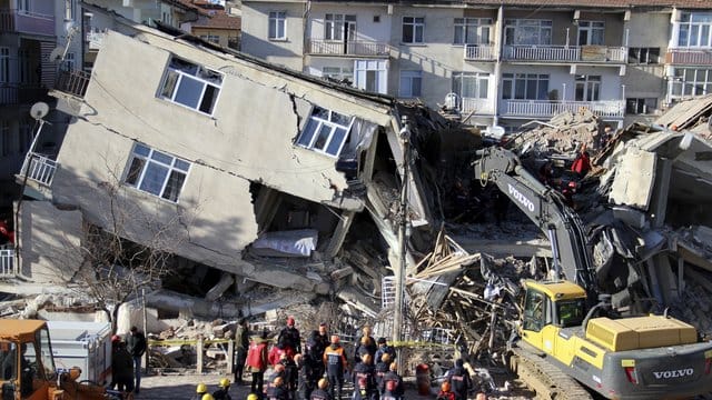 Rettungskräfte sind an einem eingestürzten Gebäude in Elazig im Einsatz. Rettungskräfte sind an einem eingestürzten Gebäude in Elazig im Einsatz.