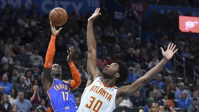 Dennis Schröder (l) gewann mit Oklahoma City Thunder zum vierten Mal in Folge. Dennis Schröder (l) gewann mit Oklahoma City Thunder zum vierten Mal in Folge.