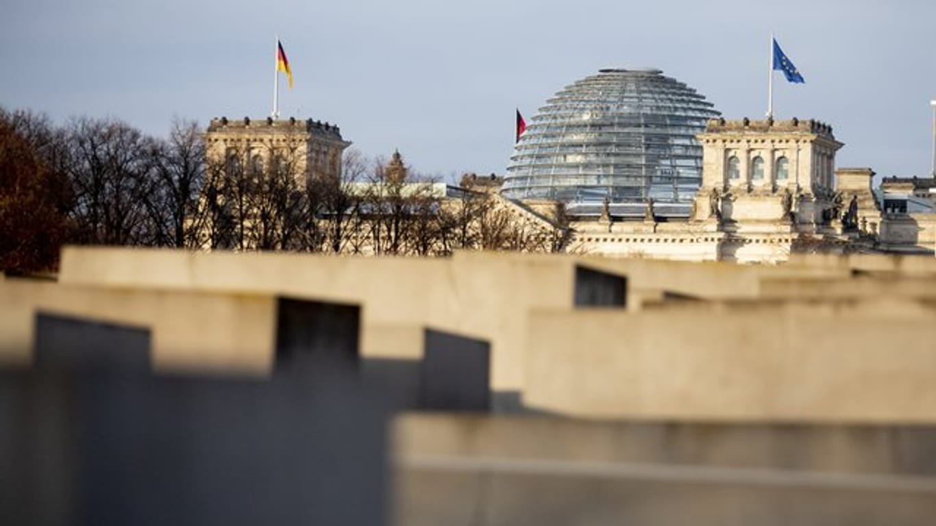 Holocaust-Mahnmal vor dem Reichstag in Berlin.