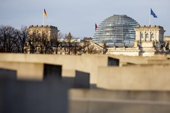 Holocaust-Mahnmal vor dem Reichstag in Berlin.