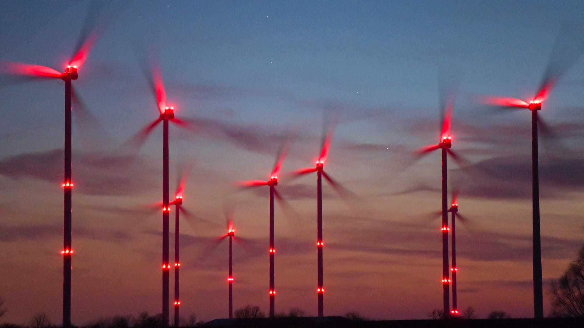 Windräder im Windenergiepark "Odervorland" im Landkreis Oder-Spree (Symbolbild): RWE beklagt zu lange Genehmigungsverfahren beim Neubau von Windkraftanlagen. Windräder im Windenergiepark "Odervorland" im Landkreis Oder-Spree (Symbolbild): RWE beklagt zu lange Genehmigungsverfahren beim Neubau von Windkraftanlagen.