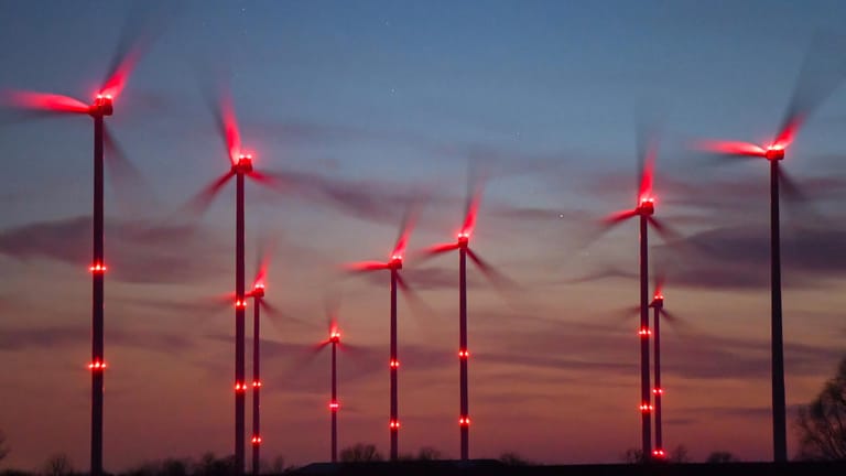 Windräder im Windenergiepark "Odervorland" im Landkreis Oder-Spree (Symbolbild): RWE beklagt zu lange Genehmigungsverfahren beim Neubau von Windkraftanlagen.