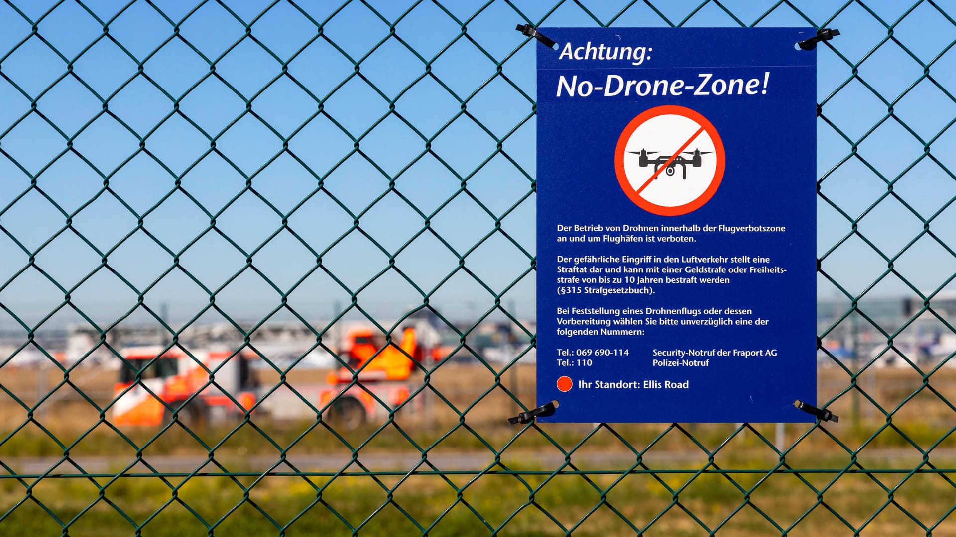 Drohnen-Verbotsschild am Frankfurter Flughafen (Symbolbild): Laut Verkehrsministerium ist pro Flughafen mit einmaligen Kosten von 30 Millionen Euro zu rechnen. Drohnen-Verbotsschild am Frankfurter Flughafen (Symbolbild): Laut Verkehrsministerium ist pro Flughafen mit einmaligen Kosten von 30 Millionen Euro zu rechnen.