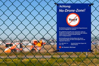 Drohnen-Verbotsschild am Frankfurter Flughafen (Symbolbild): Laut Verkehrsministerium ist pro Flughafen mit einmaligen Kosten von 30 Millionen Euro zu rechnen.