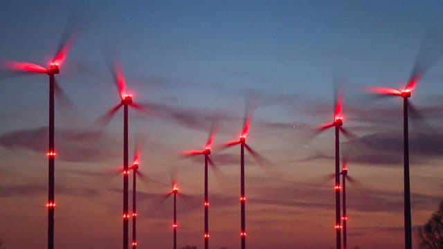 Der Bau neuer Windräder an Land ist im vergangenen Jahr in Deutschland auf den tiefsten Stand seit mehr als 20 Jahren eingebrochen. Der Bau neuer Windräder an Land ist im vergangenen Jahr in Deutschland auf den tiefsten Stand seit mehr als 20 Jahren eingebrochen.