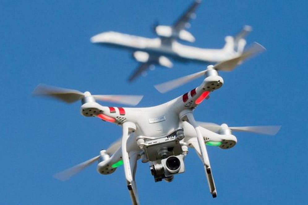 Nach einem Medienbericht wurden im vergangenen Jahr 158 Fälle gemeldet, in denen Drohnen den Flugverkehr in Deutschland störten.