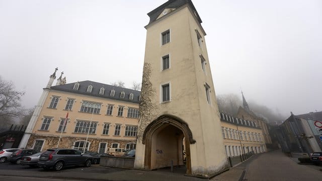 Auf fast 1000 Quadratmetern und zwei Etagen sollen im Schloss Sayn Fotos, Gemälde, Stammbäume, Erinnerungsstücke und Kunstgegenstände einer von Deutschlands ältesten hochadeligen Familien zu sehen sein. Auf fast 1000 Quadratmetern und zwei Etagen sollen im Schloss Sayn Fotos, Gemälde, Stammbäume, Erinnerungsstücke und Kunstgegenstände einer von Deutschlands ältesten hochadeligen Familien zu sehen sein.