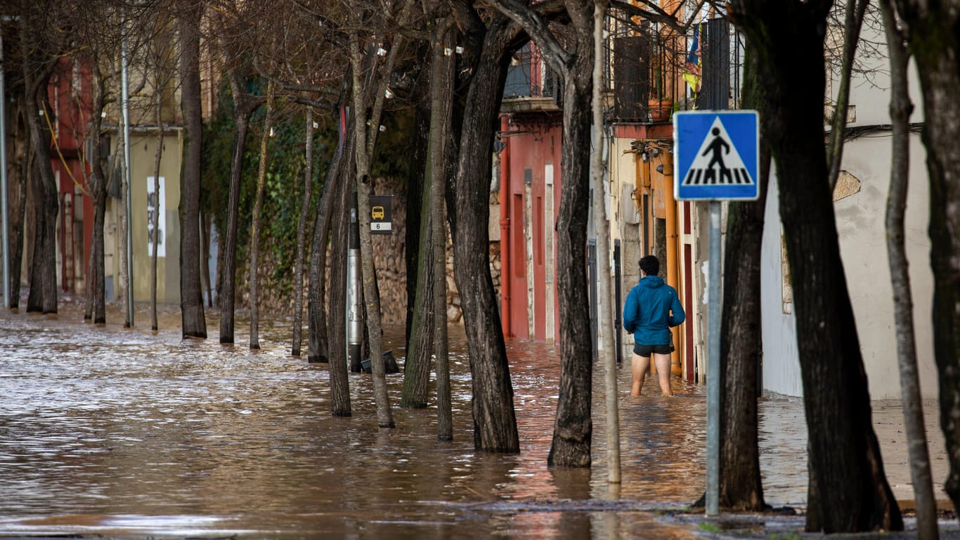 Ein Mann im spanischen Girona: Sturmtief "Gloria" tobte mit heftigen Winden, riesigen Wellen und viel Regen und Schnee vor allem im Osten und Nordosten des Landes.