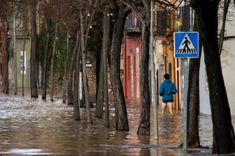 Ein Mann im spanischen Girona: Sturmtief "Gloria" tobte mit heftigen Winden, riesigen Wellen und viel Regen und Schnee vor allem im Osten und Nordosten des Landes.