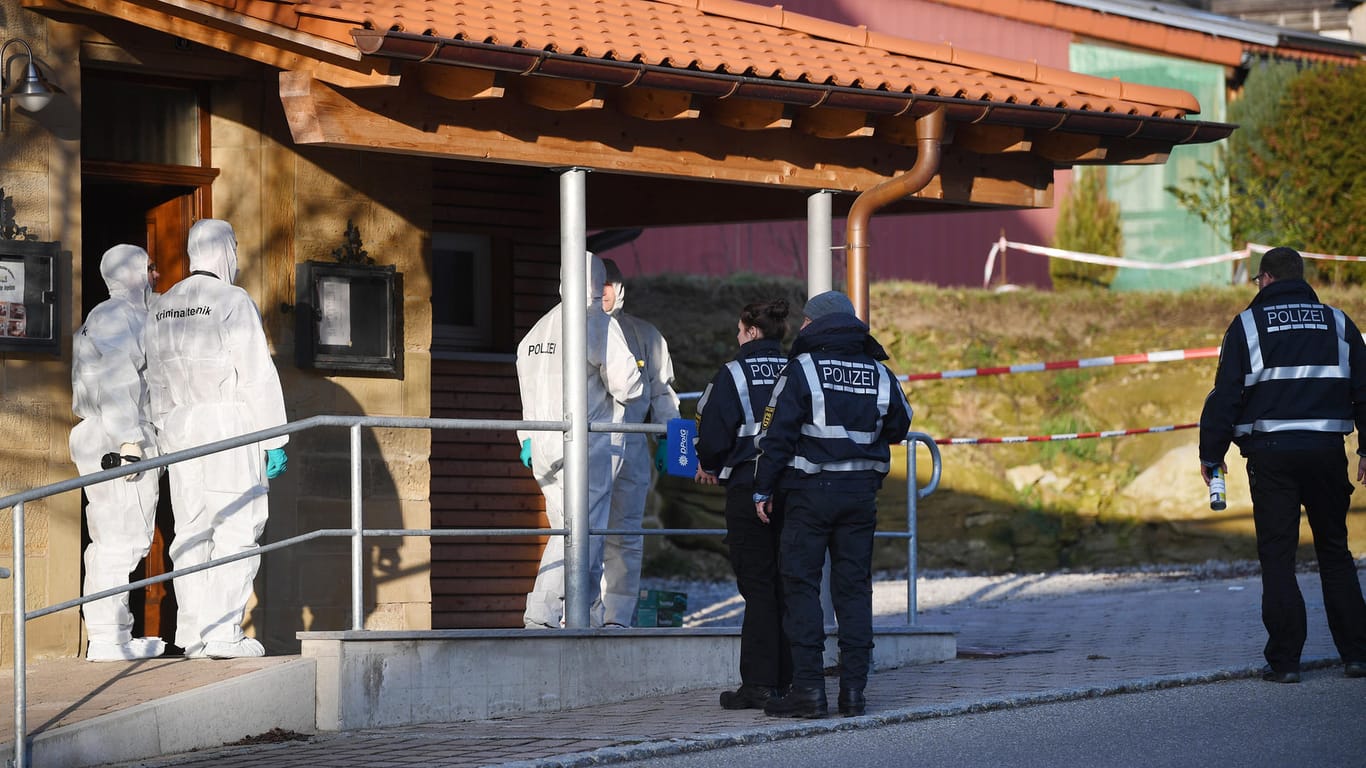 Mitarbeiter der Spurensicherung arbeiten am Tatort: Der Täter hat auch zwei Jungen mit seiner Schusswaffe bedroht.