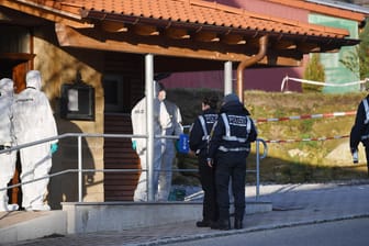 Mitarbeiter der Spurensicherung arbeiten am Tatort: Der Täter hat auch zwei Jungen mit seiner Schusswaffe bedroht.