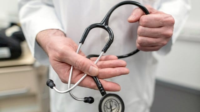 Im vergangenen Jahr musste fast jeder dritte Krankenversicherte im Schnitt mehr als drei Wochen auf einen Facharzttermin warten. Im vergangenen Jahr musste fast jeder dritte Krankenversicherte im Schnitt mehr als drei Wochen auf einen Facharzttermin warten.