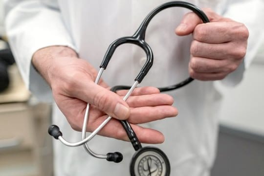 Im vergangenen Jahr musste fast jeder dritte Krankenversicherte im Schnitt mehr als drei Wochen auf einen Facharzttermin warten.