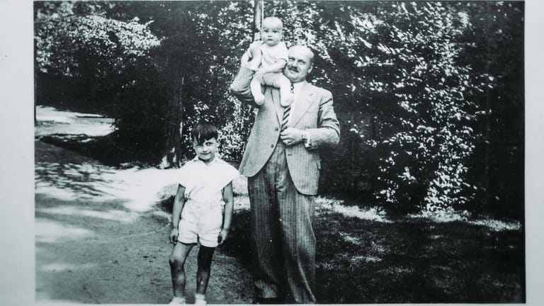 Handelsvertreter Herbert Michalski mit seinen Söhnen im Breslauer Südpark: Herbert Michalski trieb die Flucht der Familie voran - und zerstreute die Schuldgefühle seiner Frau Lilli.