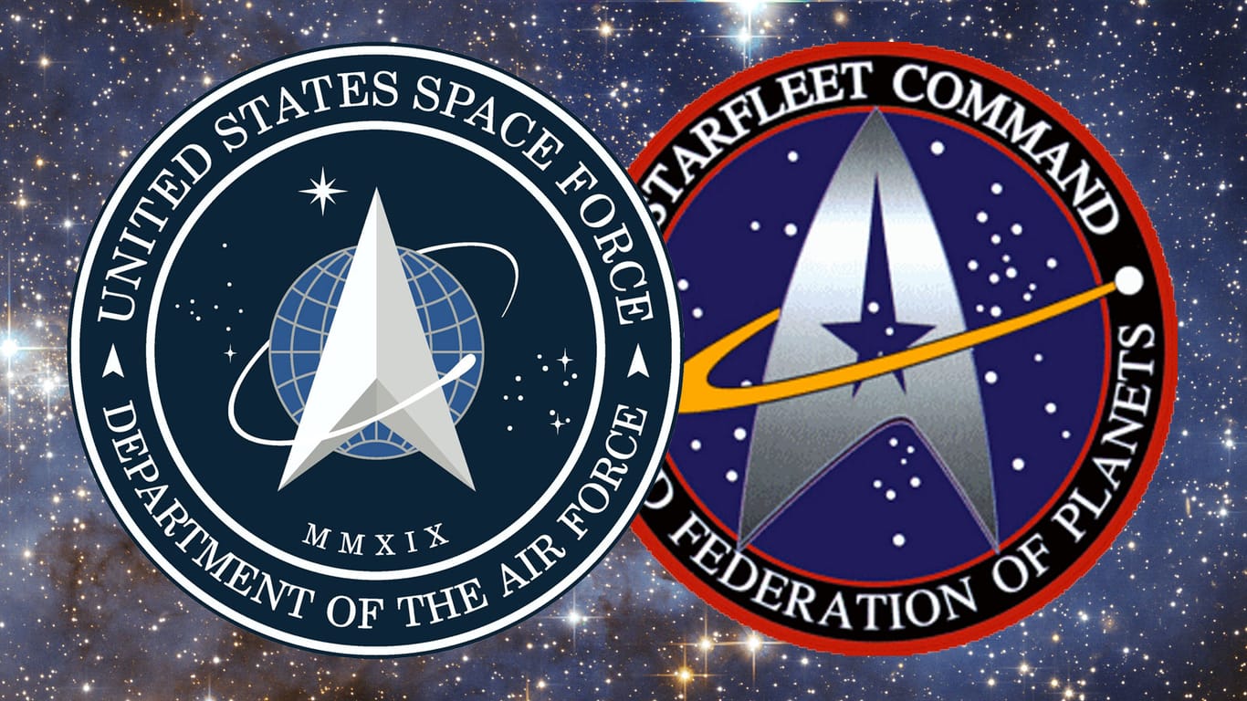 Die beiden Logos im Vergleich: Links ist das neue Logo der "Space Force" zu sehen, rechts das Logo der Sternenflotte aus "Star Trek".