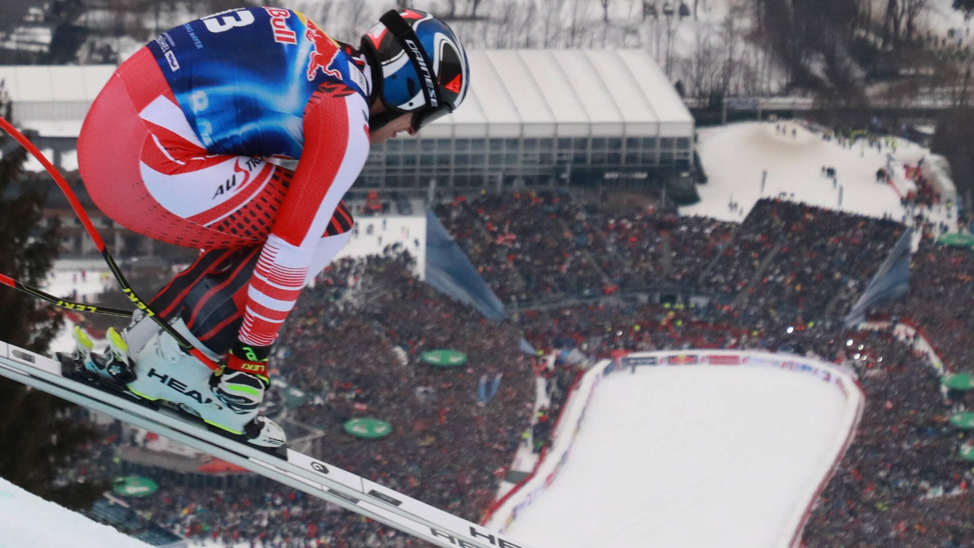 Abfahrt auf der Streif: Matthias Mayer führt in Kitzbühel.