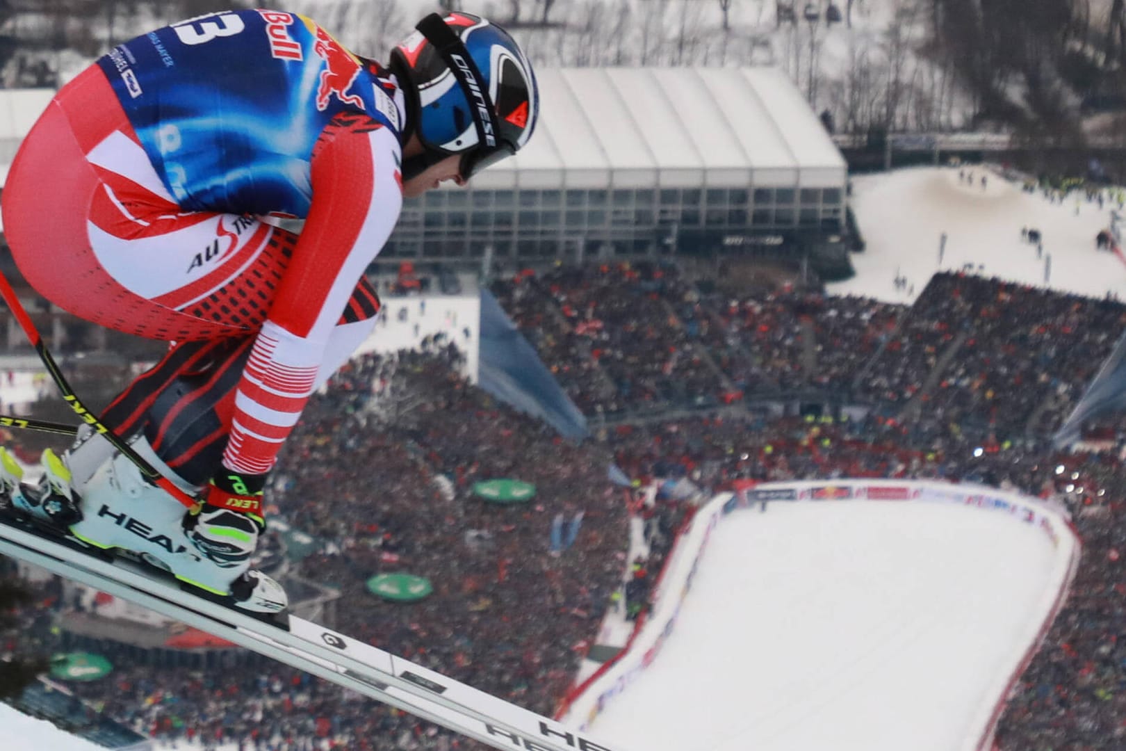 Abfahrt auf der Streif: Matthias Mayer führt in Kitzbühel.