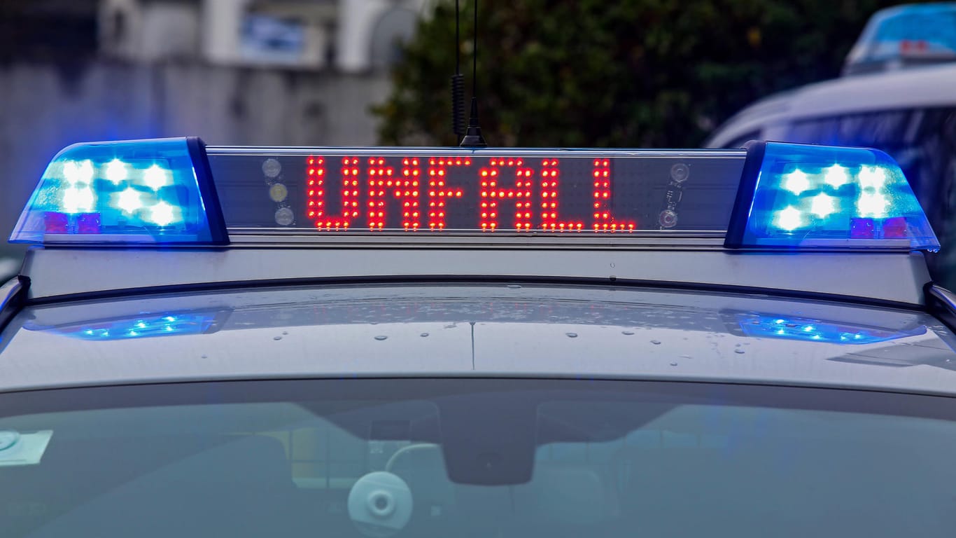 Einsatzfahrzeug der Polizei mit Blaulicht (Symbolbild): Noch ist unklar, warum der 30-Jährige mit seinem Fahrzeug von der Straße abkam.