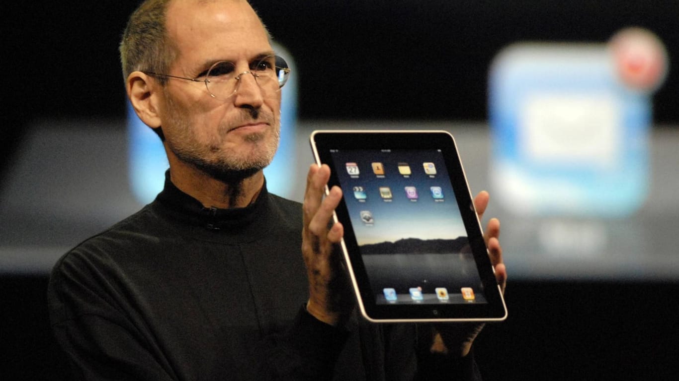 Steve Jobs bei der Vorstellung des ersten iPads: Das Gerät löste damals einen Hype aus.